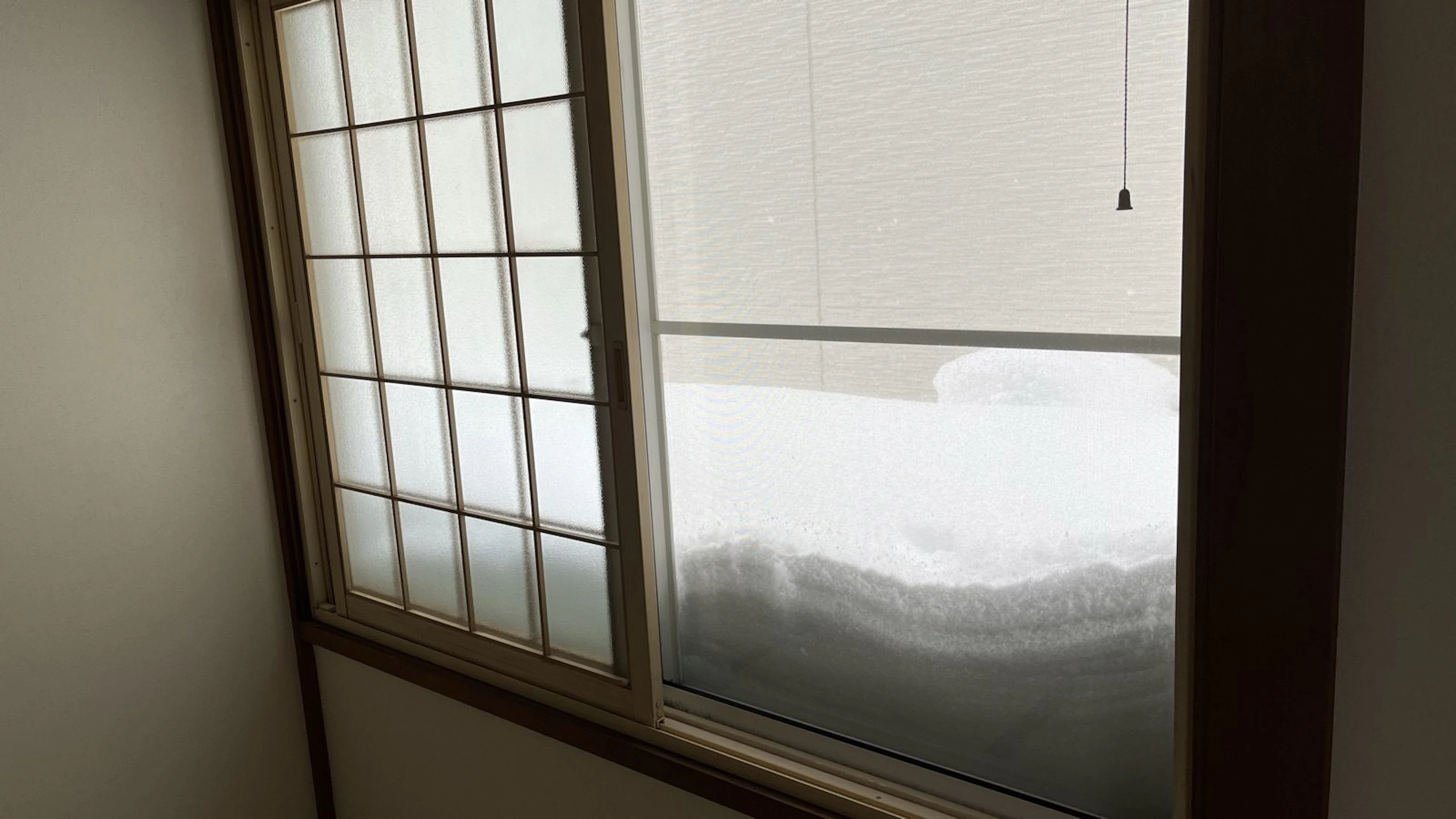 雪が積もった窓の外。ガスボンベを設置してもらった日の自宅