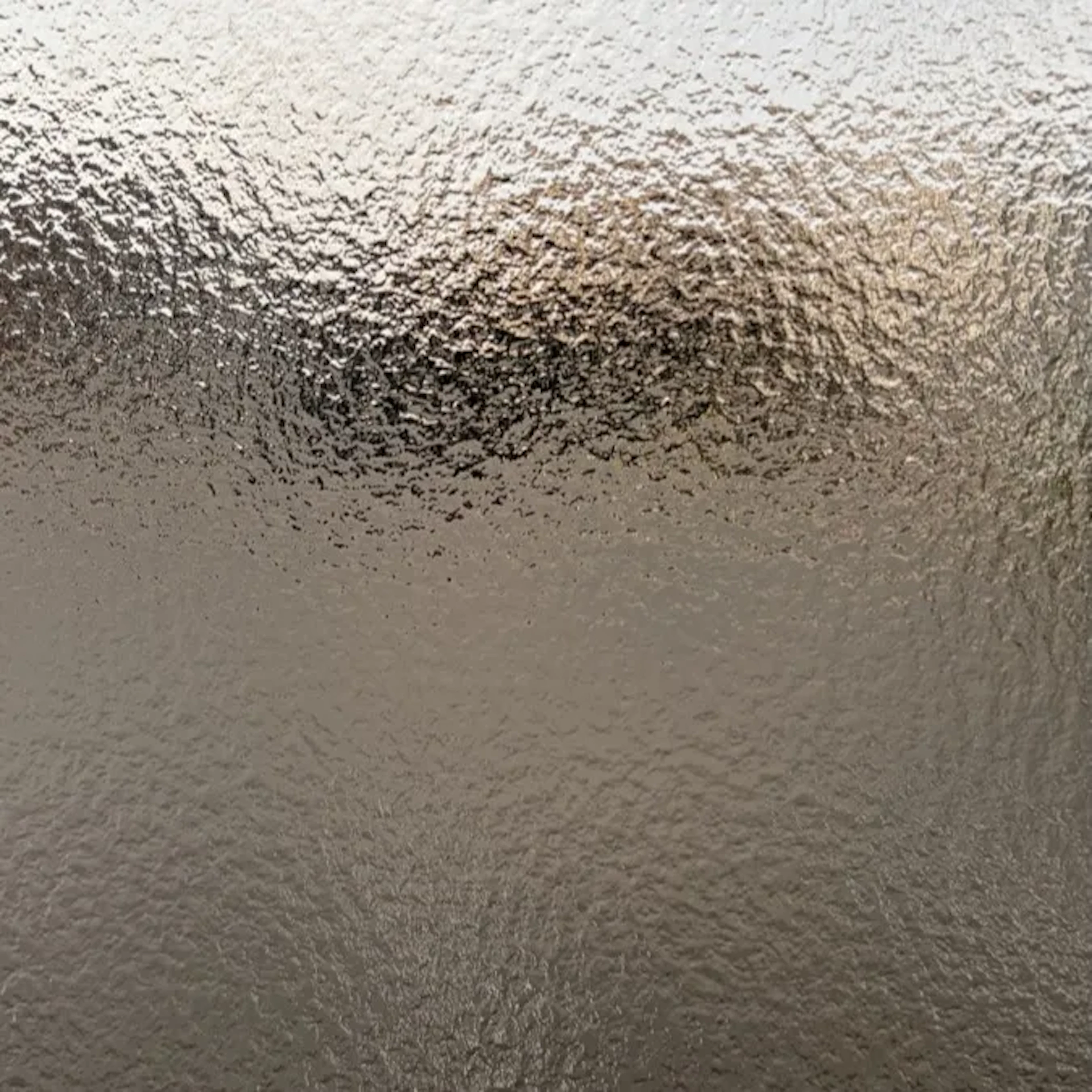わが家の居間のくもりガラス（型板ガラス）。表面に細かな凹凸があり外がぼやけて見える