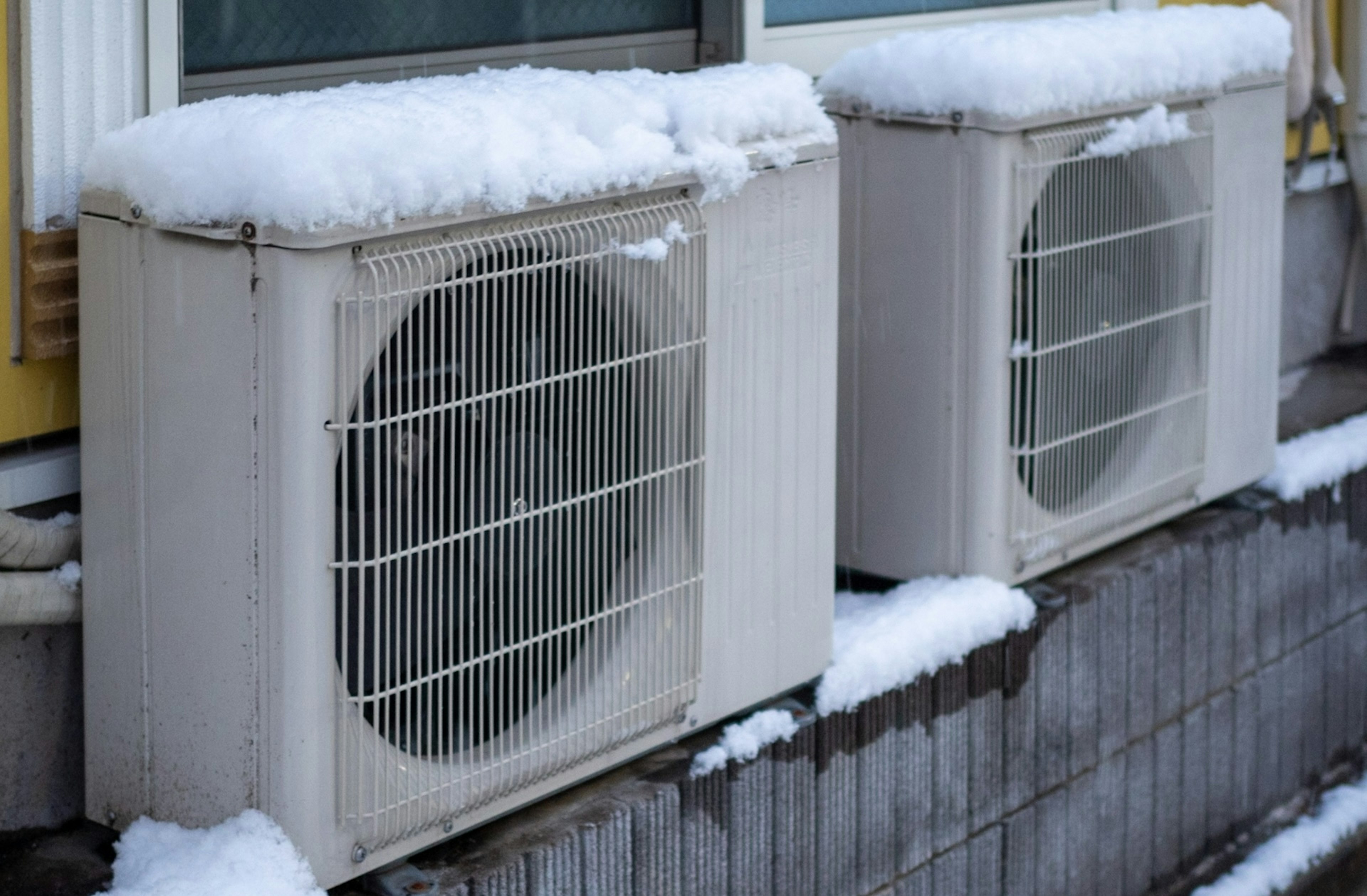 冬の室外機