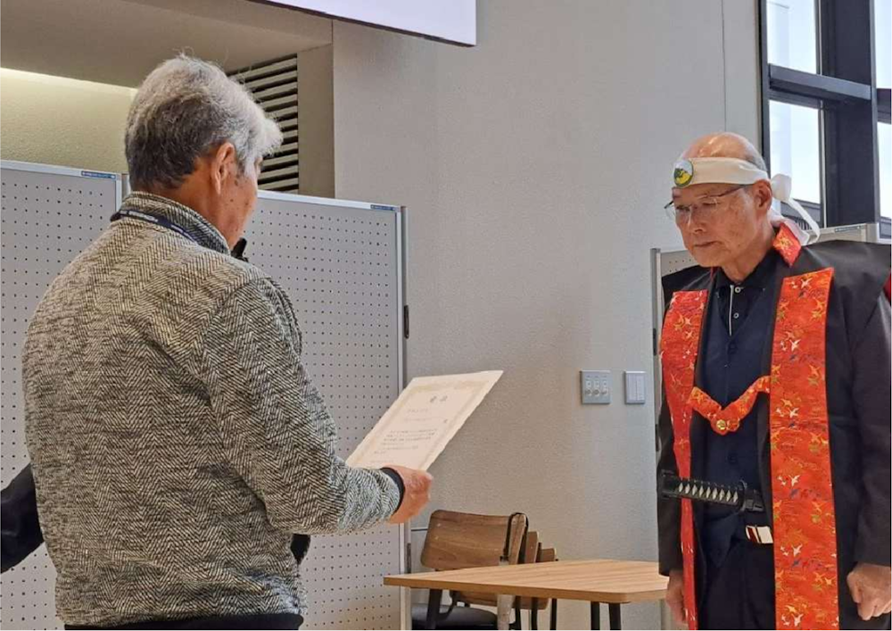 表彰状を受け取る宮城会長