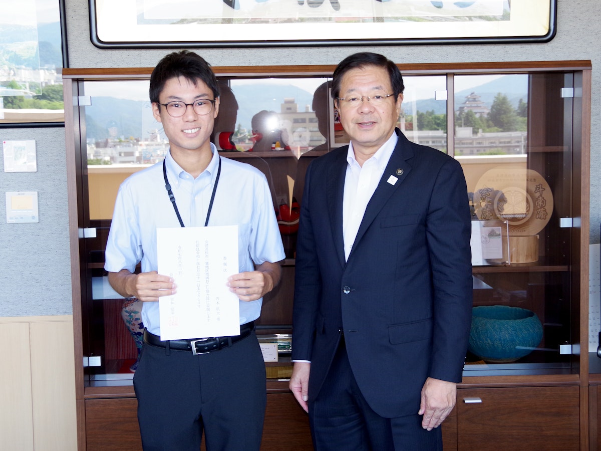 地域おこし協力隊西本航大(左)と室井会津若松市長(右)