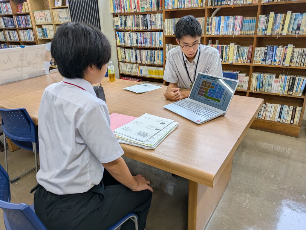 協力隊の業務内容について説明する西本協力隊