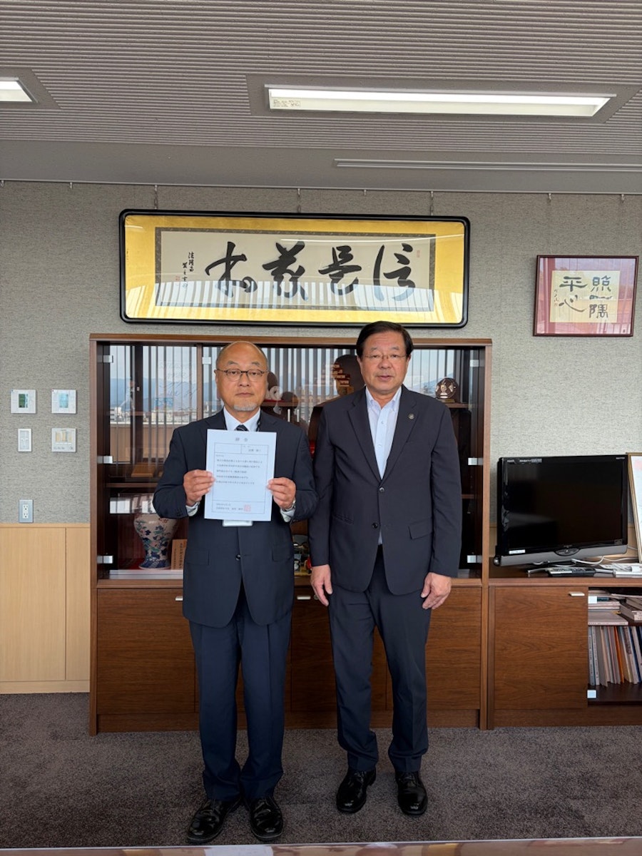 集落支援員岩澤建二（左）と室井会津若松市長（右）