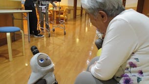 介護施設に向けたお試しキャンペーンのご案内と高齢者とLOVOTの触れ合いについてご紹介