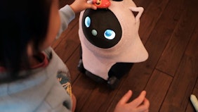 幼児は、ロボットと友だちになれるのか ── LOVOTとの共同生活