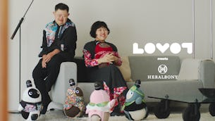 LOVOTがヘラルボニーとコラボレーション。異彩を放つアーティストの作品が、LOVOTとの日常を彩るウェアコレクションに。