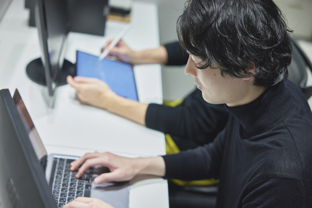 入社後は約3日間の座学研修からスタート。携帯やインターネットの基礎知識、PC操作、マナーやトーク練習まで学べるので、未経験でも安心です。