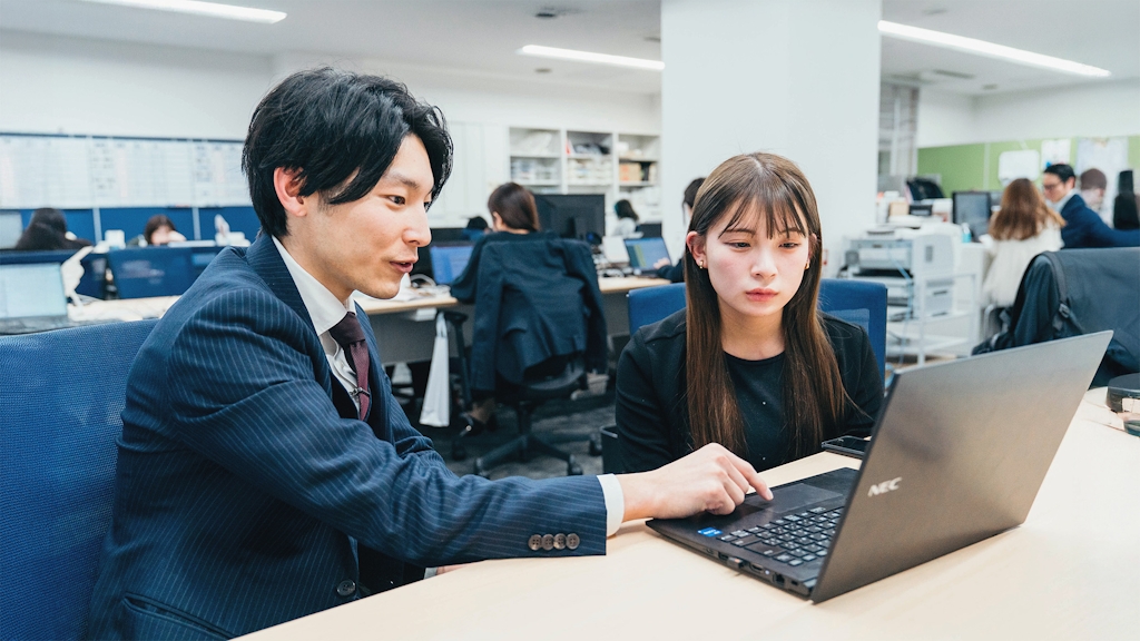 入社後1ヶ月は座学中心。商品知識や業界の基礎、ビジネスマナー、商談スキルを動画教材やプロ講師の研修で自分のペースで学びます。未経験でも安心です。