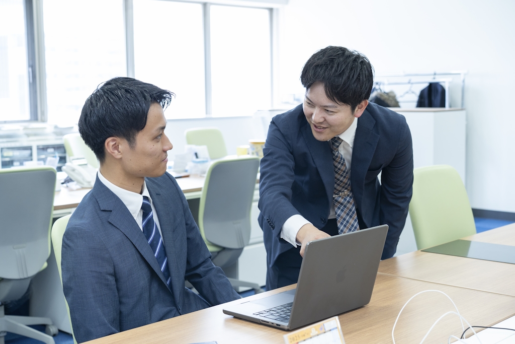 現場研修を終えると、いよいよ営業デビュー。先輩の商談に同行したり、自分の商談に同行してもらったりしながら学びます。約6ヶ月かけて独り立ちを目指せる安心の環境です。