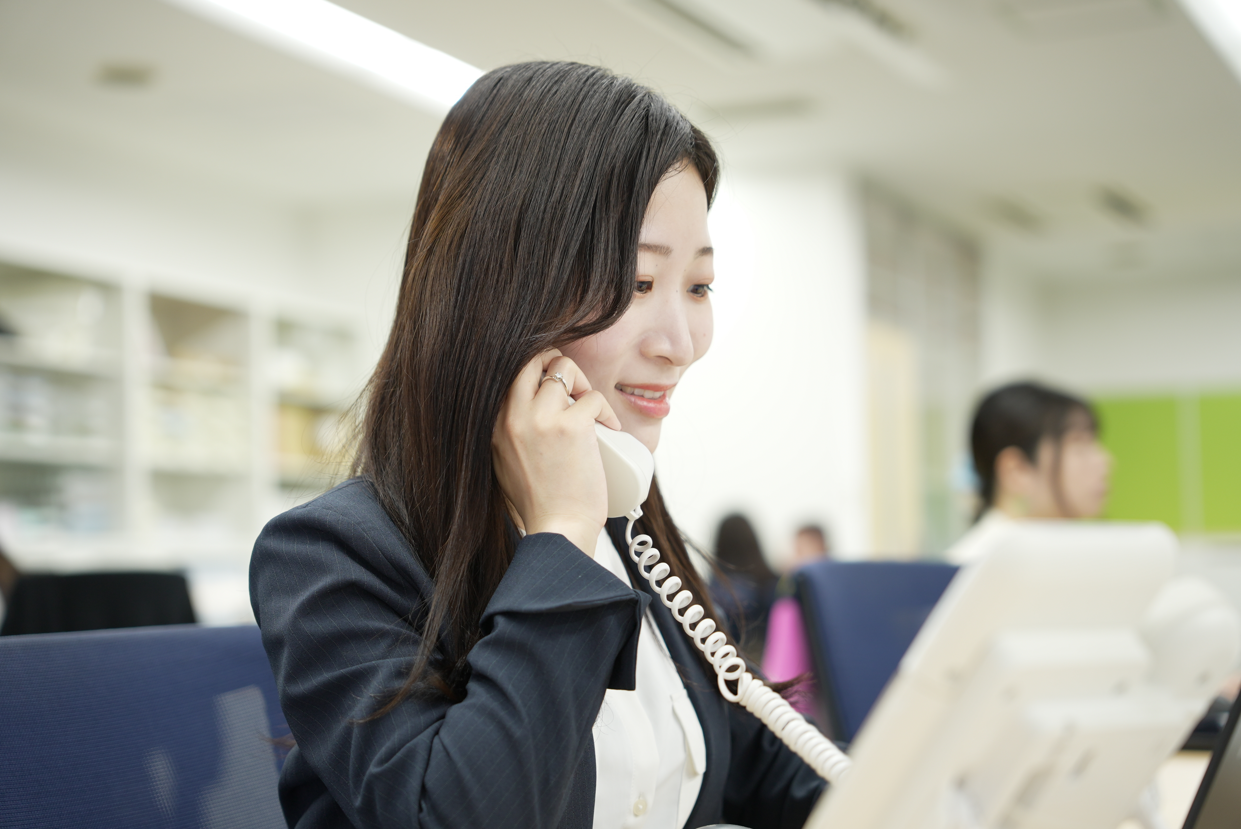 研修期間中は新規のお客様に架電をしつつ経験を積み、半年後には担当顧客も増え、業務を一人でこなせるようになることを目指します。