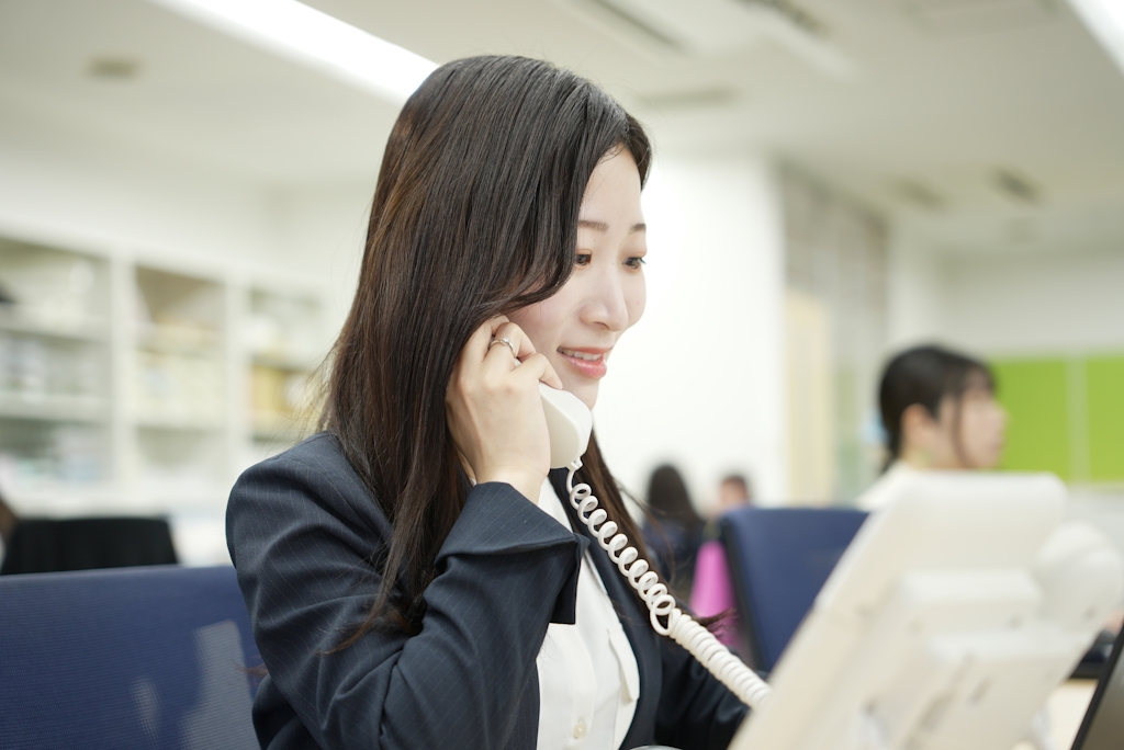 研修期間中は新規のお客様に架電をしつつ経験を積み、半年後には担当顧客も増え、業務を一人でこなせるようになることを目指します。