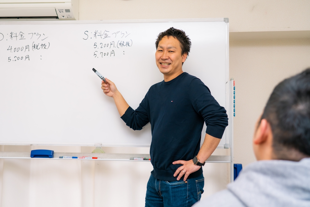 研修は福岡または東京で実施予定。場所は入社後に相談して決定します