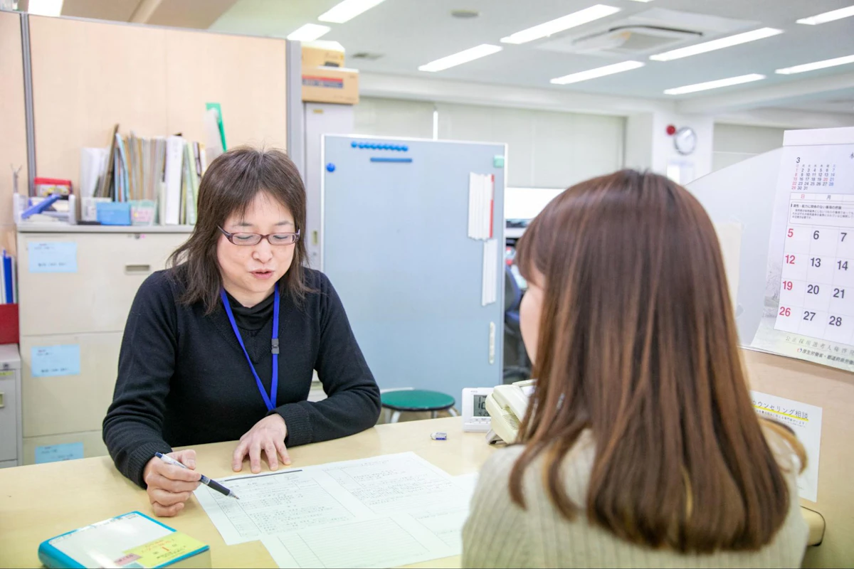 アドバイスを受けながら利用者が書類を作成している様