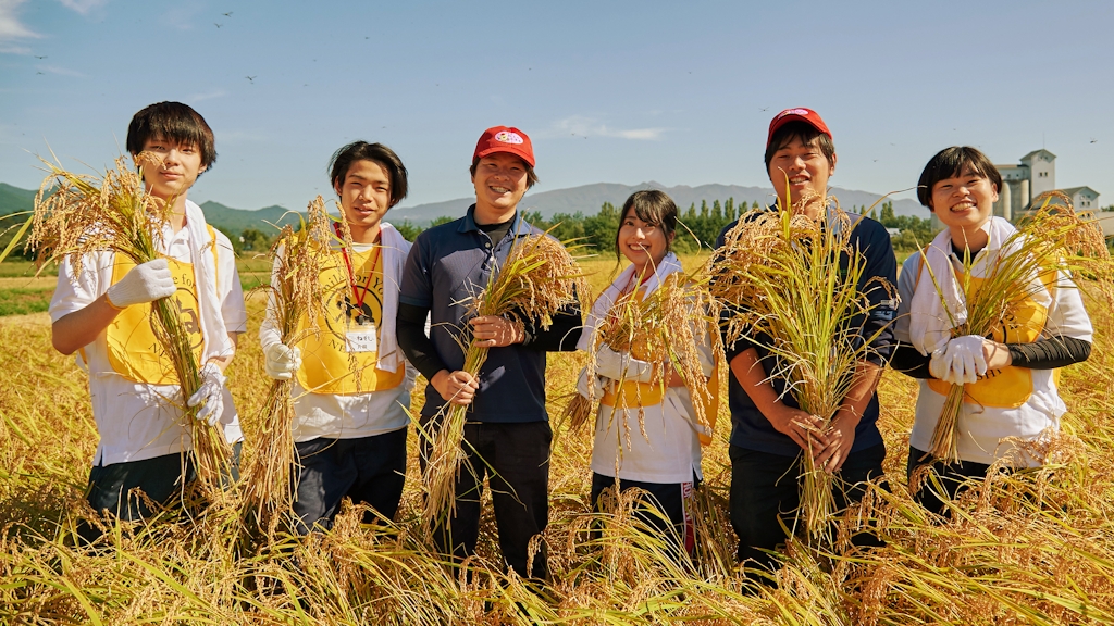 毎年開催の収穫体験。食材の背景や生産者の想いにも触れられます。