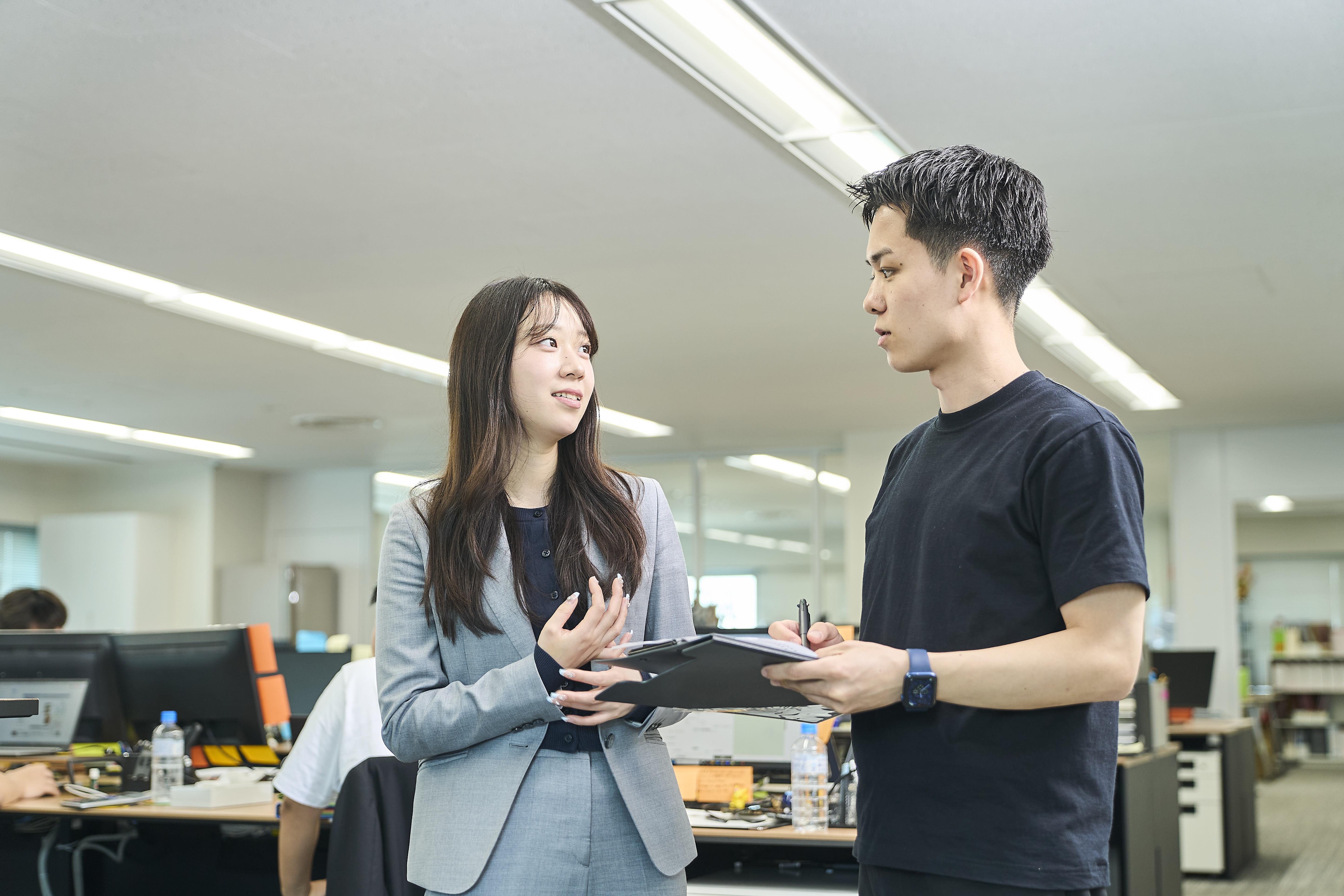 電話のかけ方や提案の流れをロープレで練習し、準備が整ったら先輩の商談に同行。実際のお客様対応を見て学びます。平均1ヶ月ほどで、ひとり立ちできる力がつきます。