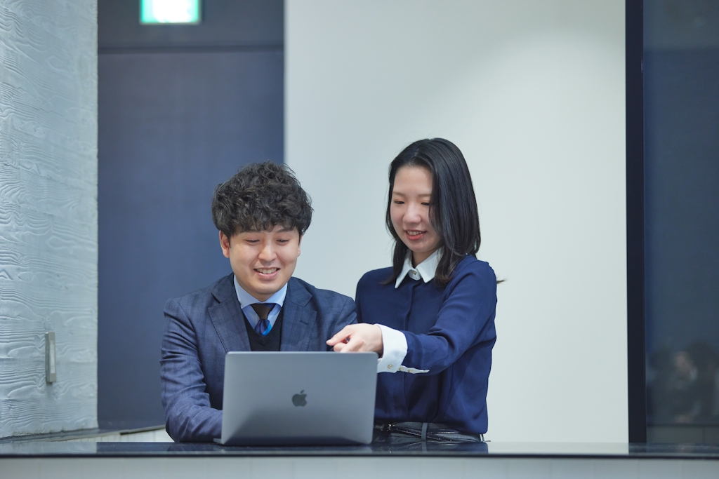配属後は頼れる先輩がメンターとして支えてくれます。業務の相談はもちろん、日々の小さな悩みも気軽に共有できる環境で、安心して成長できます。