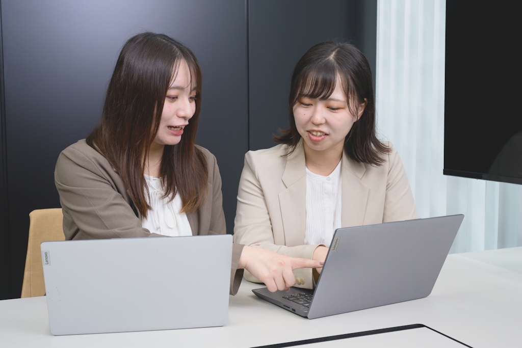 配属後は別店舗の先輩社員がメンターとして伴走。日々のやり取りで悩みや疑問を相談でき、時には仕事終わりに一緒に遊ぶことも。上司というより“頼れる先輩”が近くで支えてくれます。