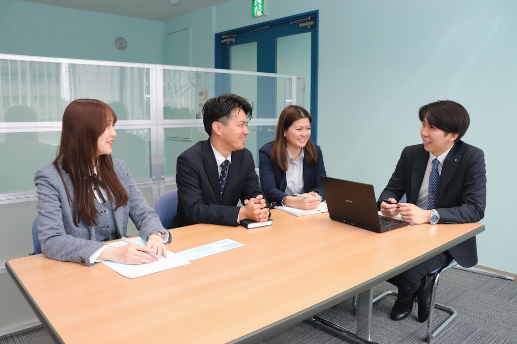 月1回のKNG研修で継続成長。入社後3年間、毎月1回の土曜研修を実施。営業力や社会人スキルを体系的に学べるほか、レポートや課題図書に取り組むことで思考力や表現力も鍛えられます。