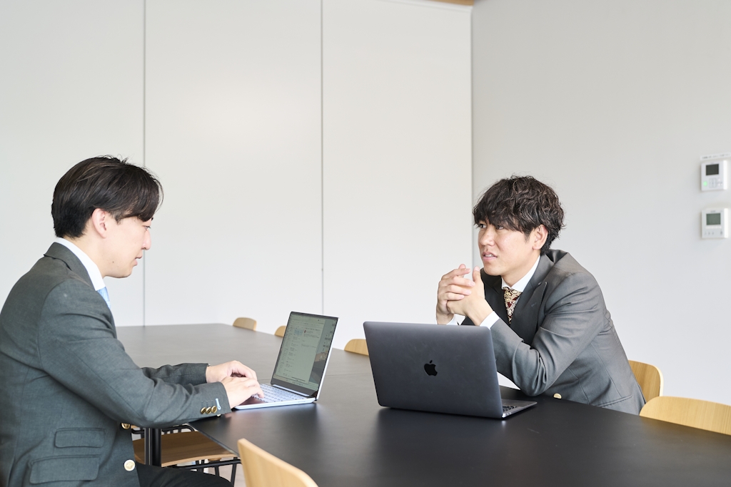 実践重視のロープレ＆OJT研修。営業スキルはロールプレイングで実践的に習得。現場デビュー前には先輩社員との同行研修があり、リアルな営業現場で自信を育めます。