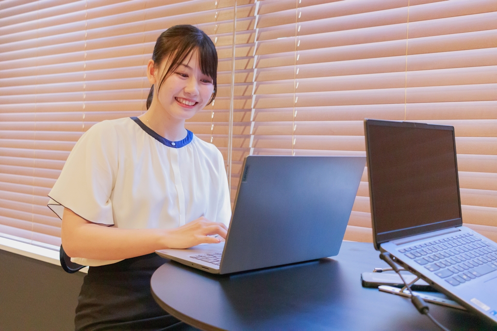 入社後まずは、携帯やインターネット回線、料金プランなどの基礎知識を学びます。研修は主にオンラインや本社、クライアント先で実施され、未経験でも安心して理解を深められます。