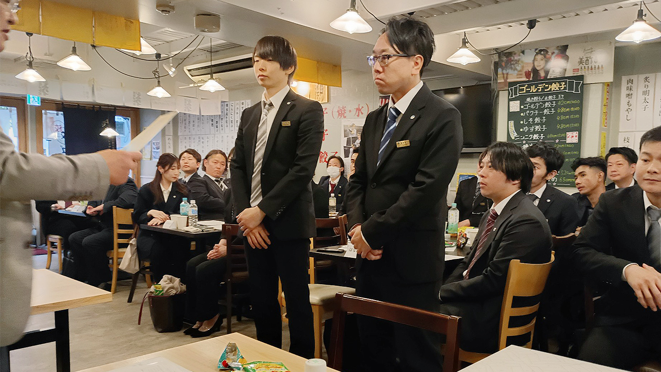 年に一度の「決起大会」では、MVPや店長昇格、勤続年数の表彰、新入社員の紹介などを行い、全員で1年のスタートを切ります。決意表明で気持ちをひとつにしたあとは、親睦会でさらに交流を深めます！