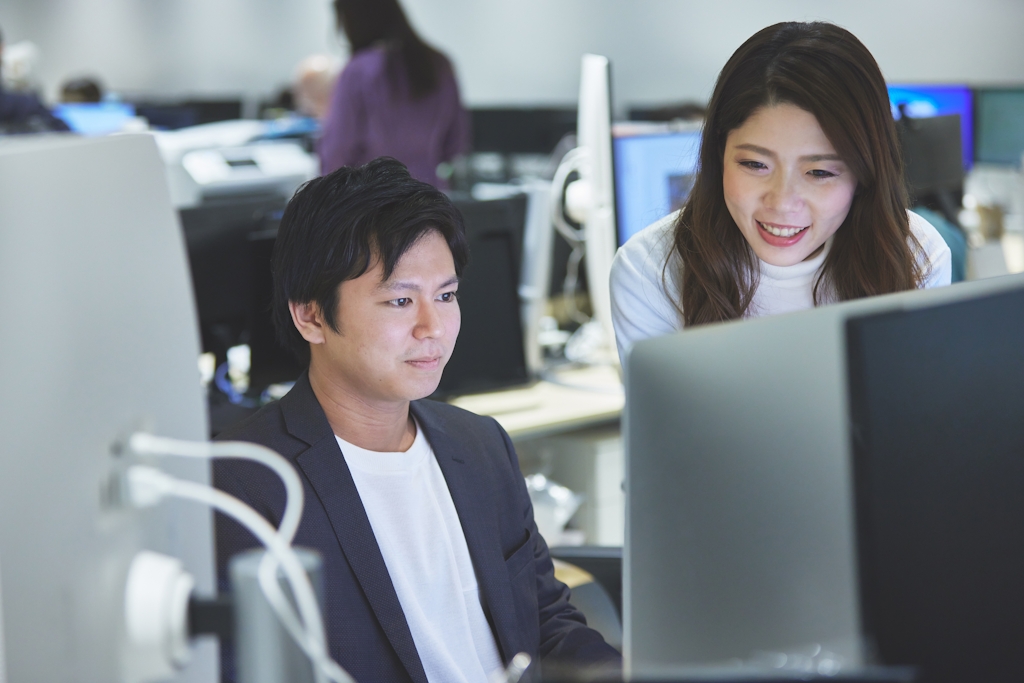 座学後は先輩の対応を見学しながら実践に挑戦。ロールプレイングやフィードバックを通じて、提案力や会話力を身につけ、現場で活躍できる力を養います。