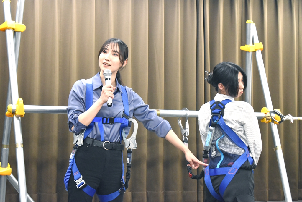 建設知識や現場管理の基本に加え、CADでの図面作成にも挑戦。研修は少人数＆チーム制で、同期と学び合いながら進行。施工管理経験者の講師が指導するので、不安を解消しつつ実務力を身につけられます。