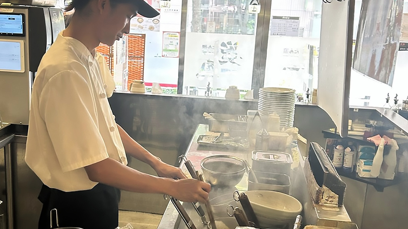 入社後は教育専任のトレーナーが約2週間かけて、接客用語や調理方法、マナーなどを丁寧に指導。研修と並行して店舗での実務もスタートし、まずは基本的な業務から経験していきます。