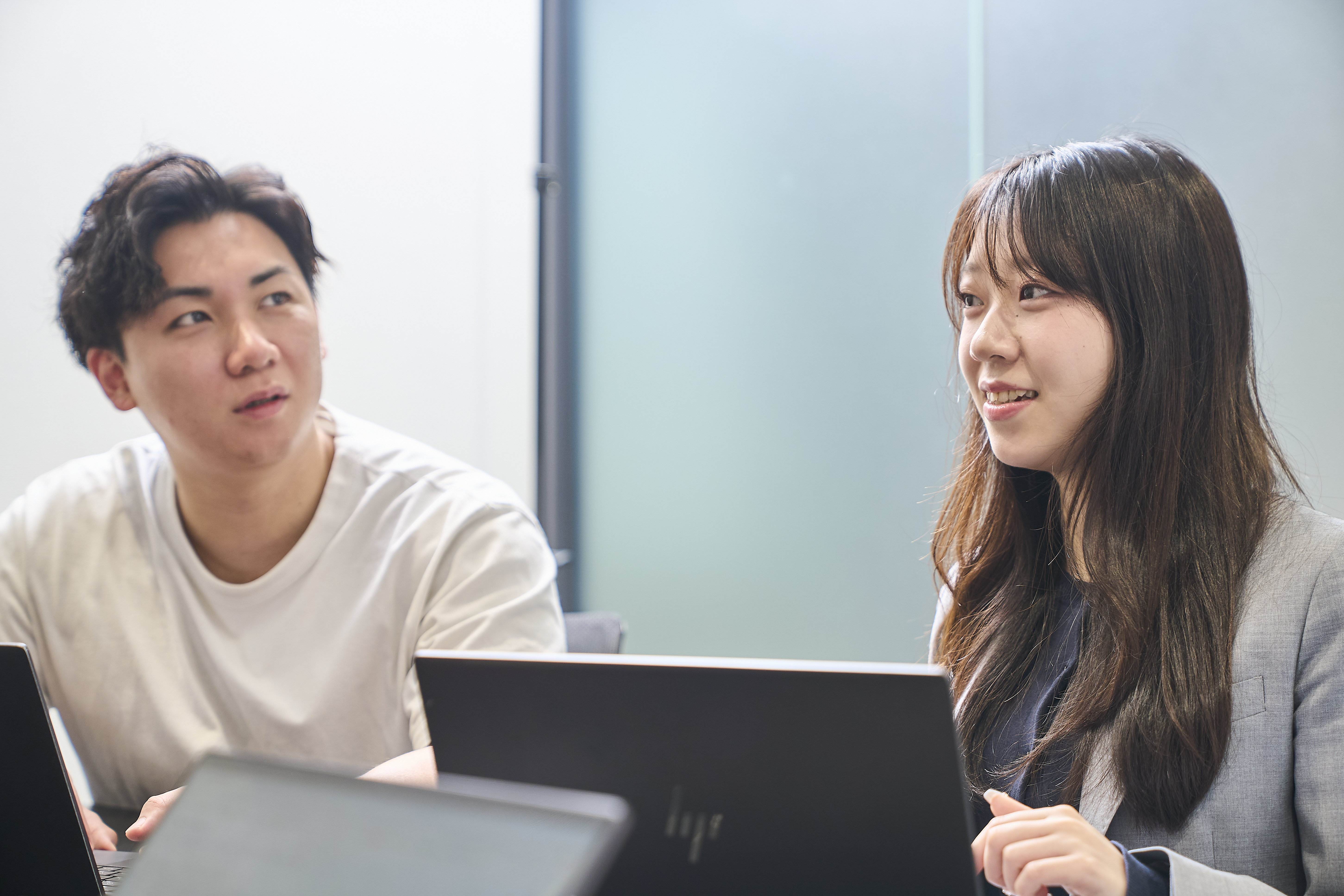 入社後1〜2週間は、不動産やマンション投資の基礎から学びます。利回りとは？どんな物件が投資に向く？といった初歩から、営業マナーや話し方まで丁寧にレクチャーします