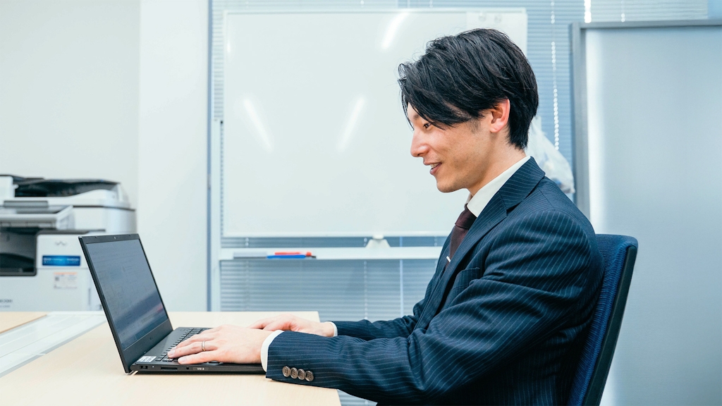 2ヶ月目以降はOJTに移行。ロールプレイや先輩の電話同行でトーク力を磨きながら、実際にお客様に電話をかけてアポイント取得の実践練習を行います。