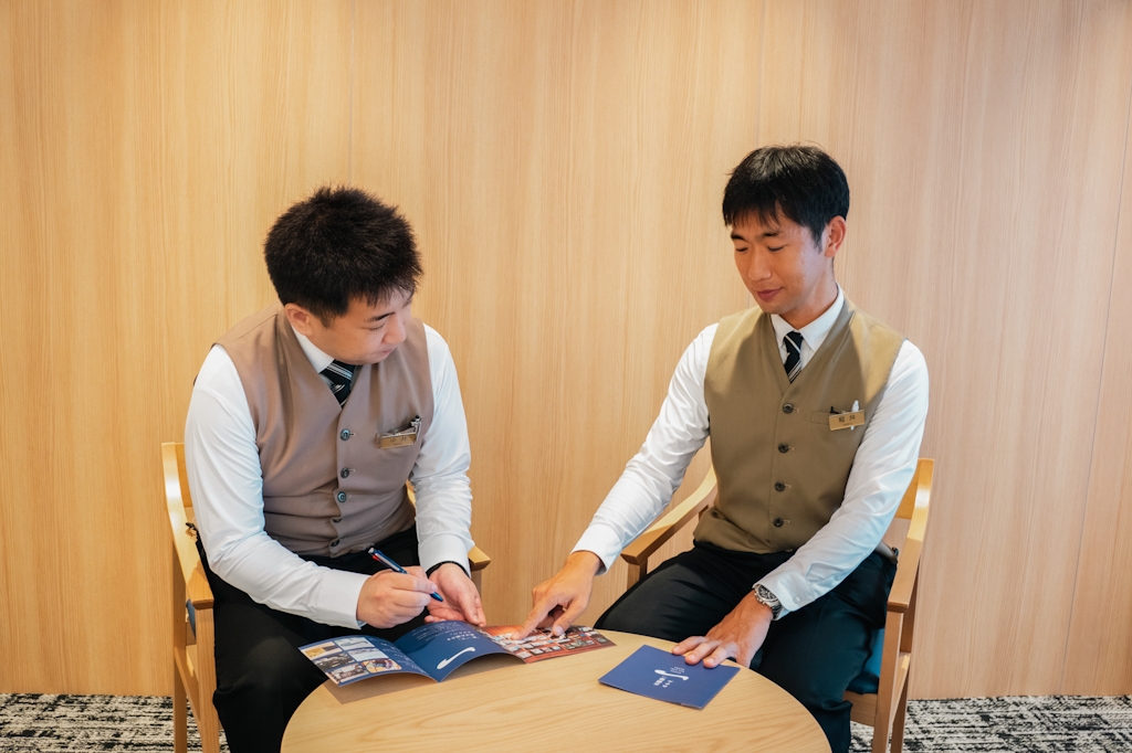 入社後は2日間の座学研修からスタート。館内サービスや客室タイプの知識を学び、実際の客室見学も通してホテル業務の全体像を掴めます。
