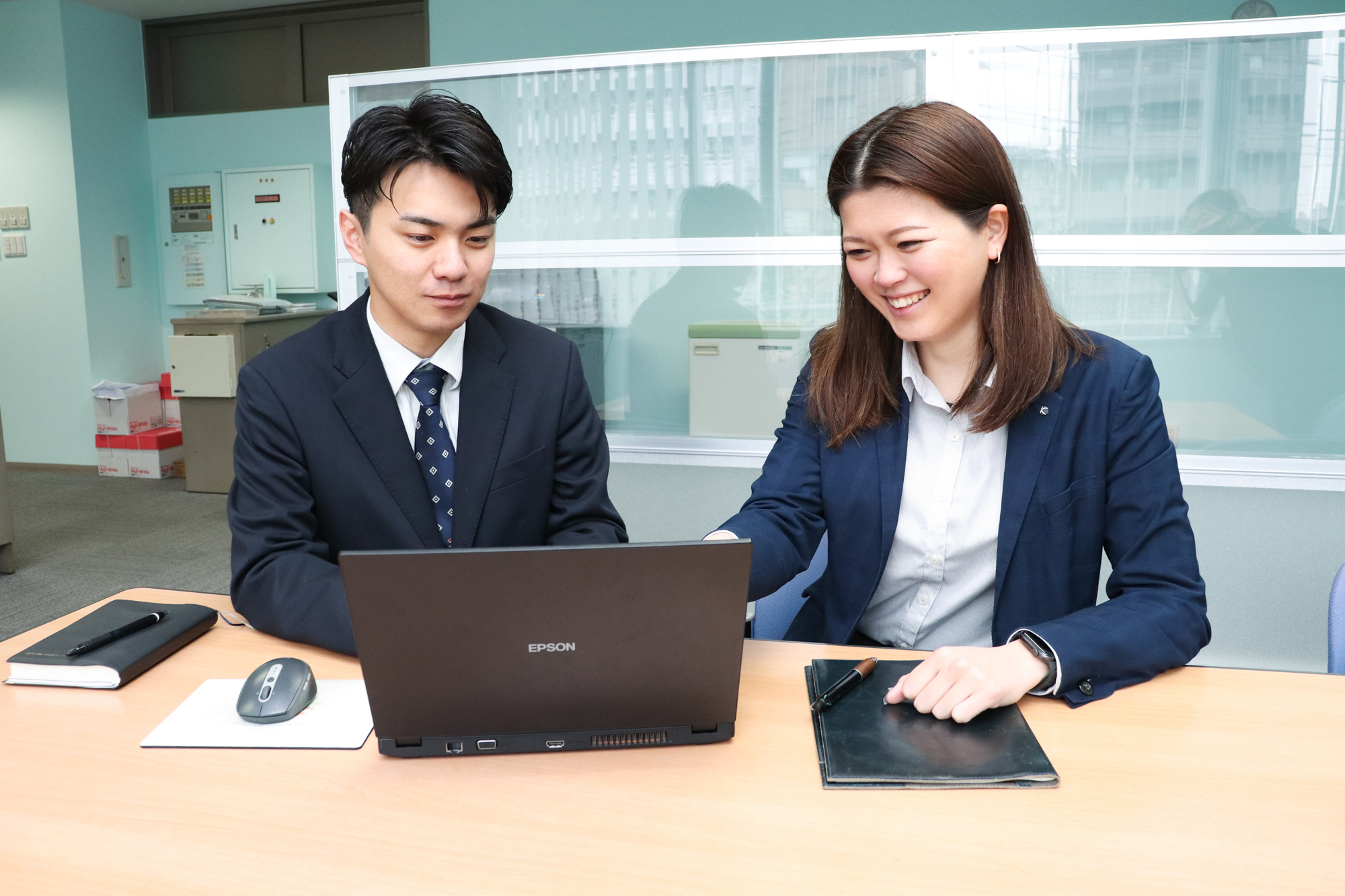 配属後はOJTとして先輩社員に同行し、取引先への訪問や提案を実地で学びます。徐々に担当を引き継ぎ、半年ほどで約20社の顧客を任されるようになります。