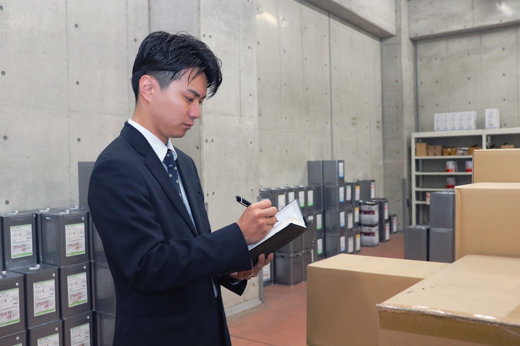 入社後1〜2週間は本社で研修を実施。社会人マナーや商品知識、営業の基本を習得できます。実際に塗料を混ぜる「調色」体験もあり、実践的に理解を深められます。