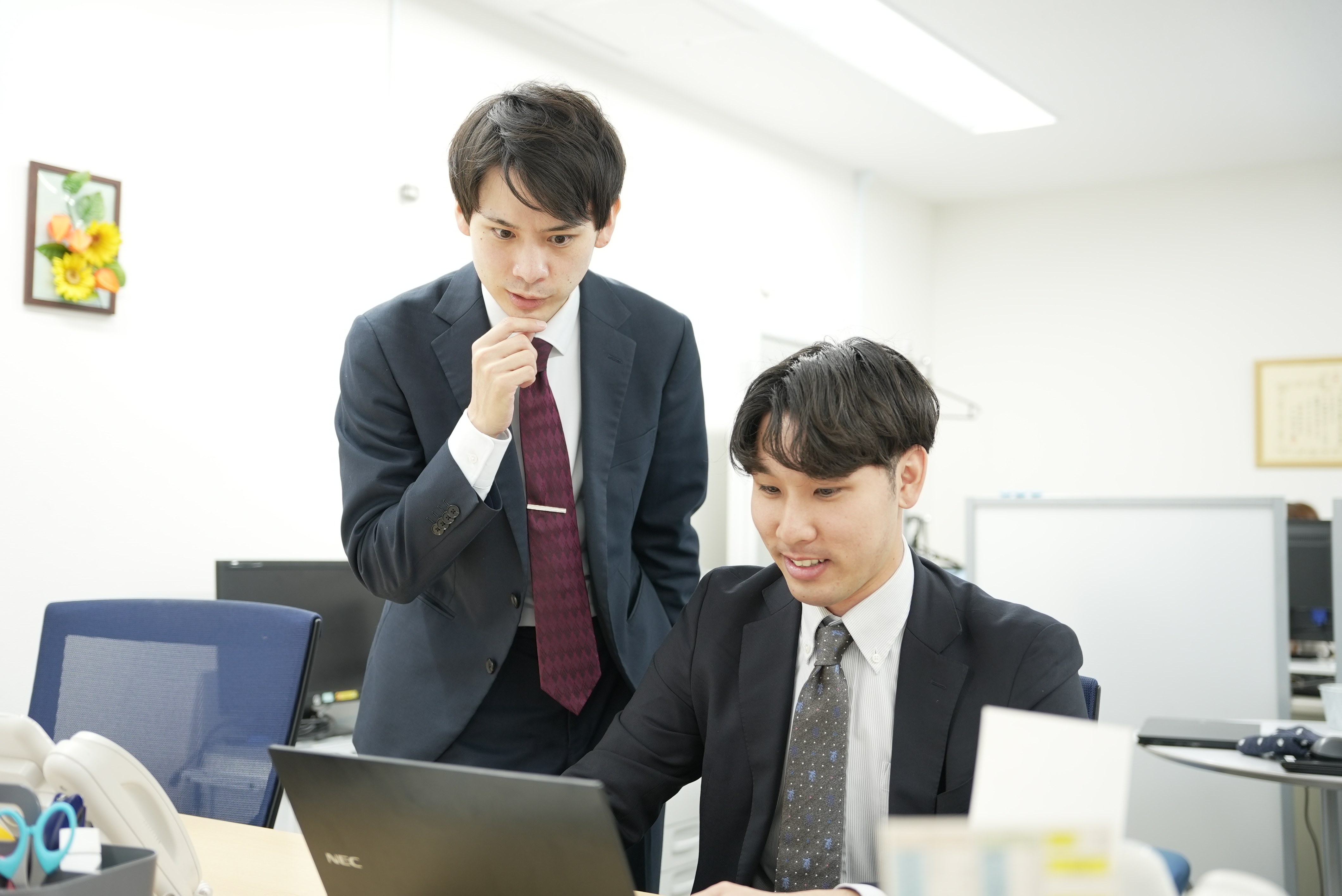2ヶ月目以降はOJTに移行。ロールプレイや先輩の電話同行でトーク力を磨きながら、実際にお客様に電話をかけてアポイント取得の実践練習を行います。