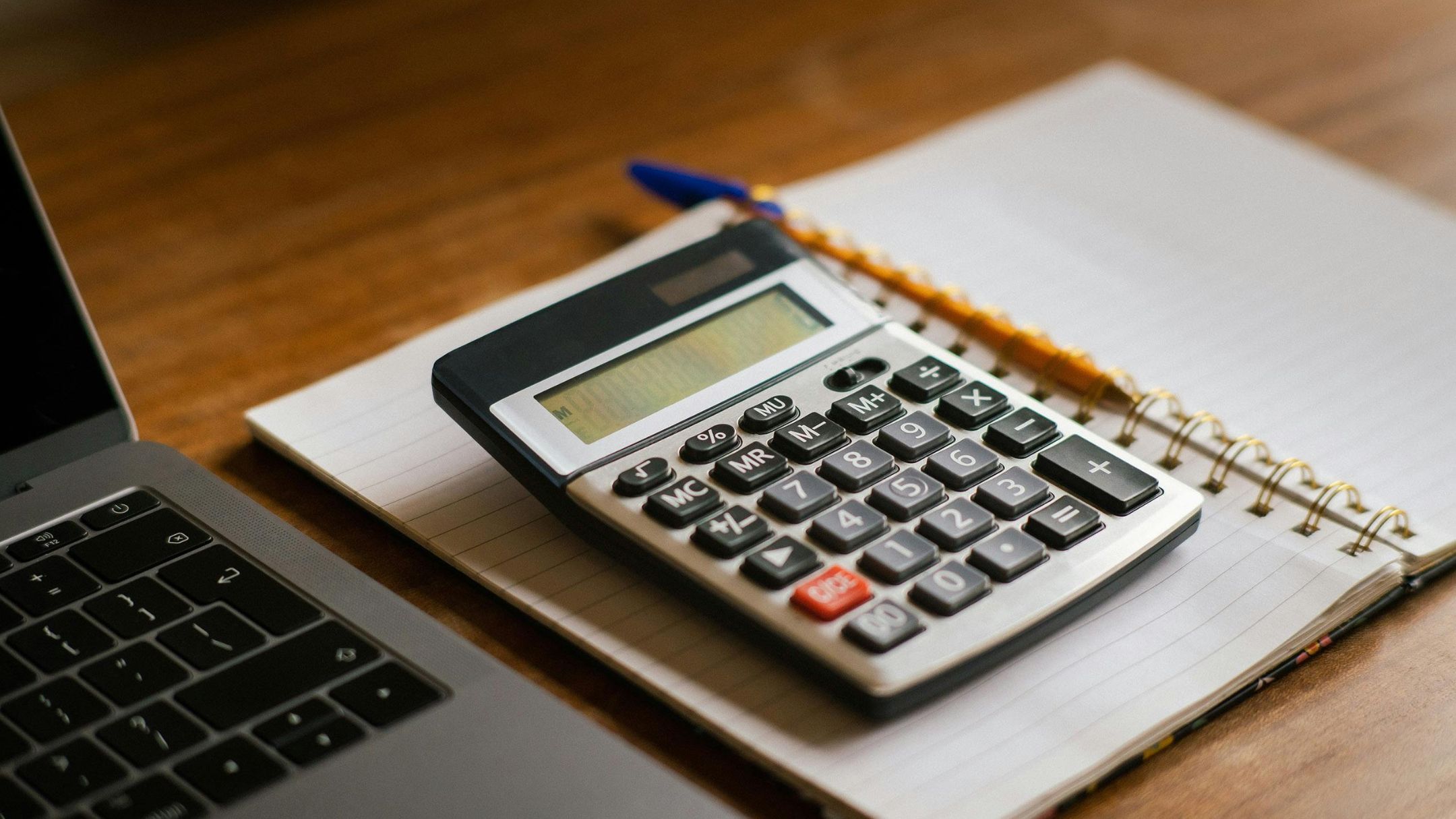 経理業務を効率化する最新クラウド活用法とアウトソーシング戦略