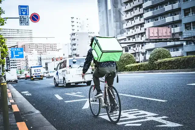 【2024年最新】UberEatsの料金体系を解説!改訂後のお得に頼む方法をご紹介