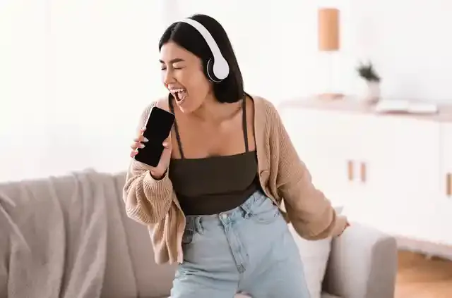 おうち時間を楽しめるカラオケアプリ4選!歌うだけではない魅力とは