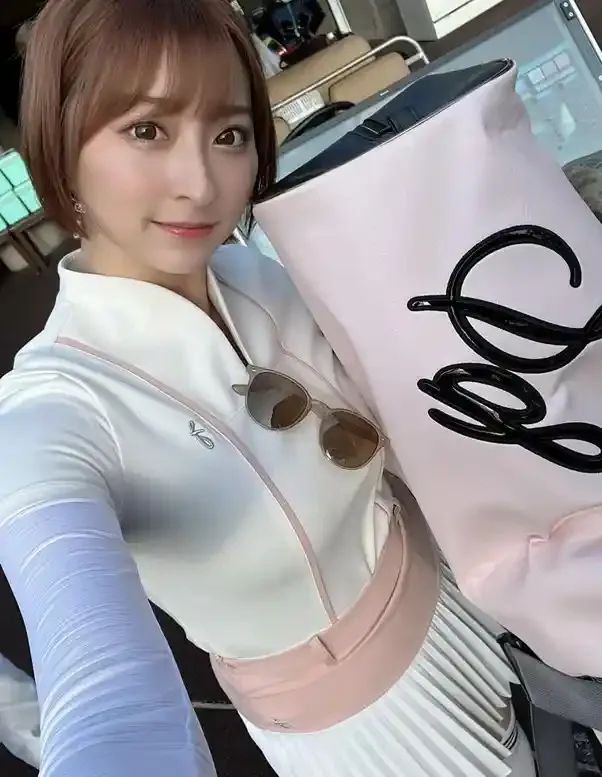 グラビアアイドル緒方咲が実際に愛用しているゴルフバッグ3選