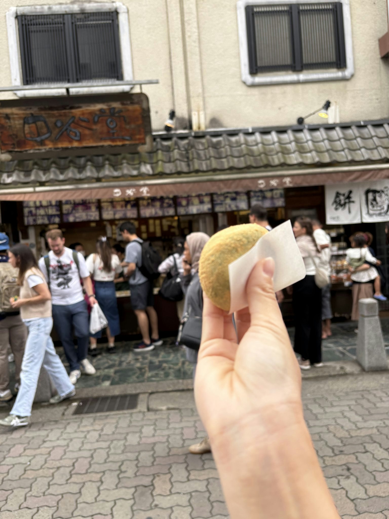 中谷堂のよもぎ餅。店頭には行列ができている