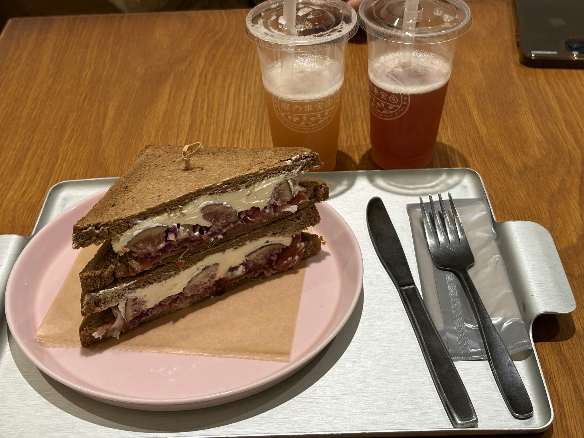 堀内果実園のフルーツサンドとドリンク