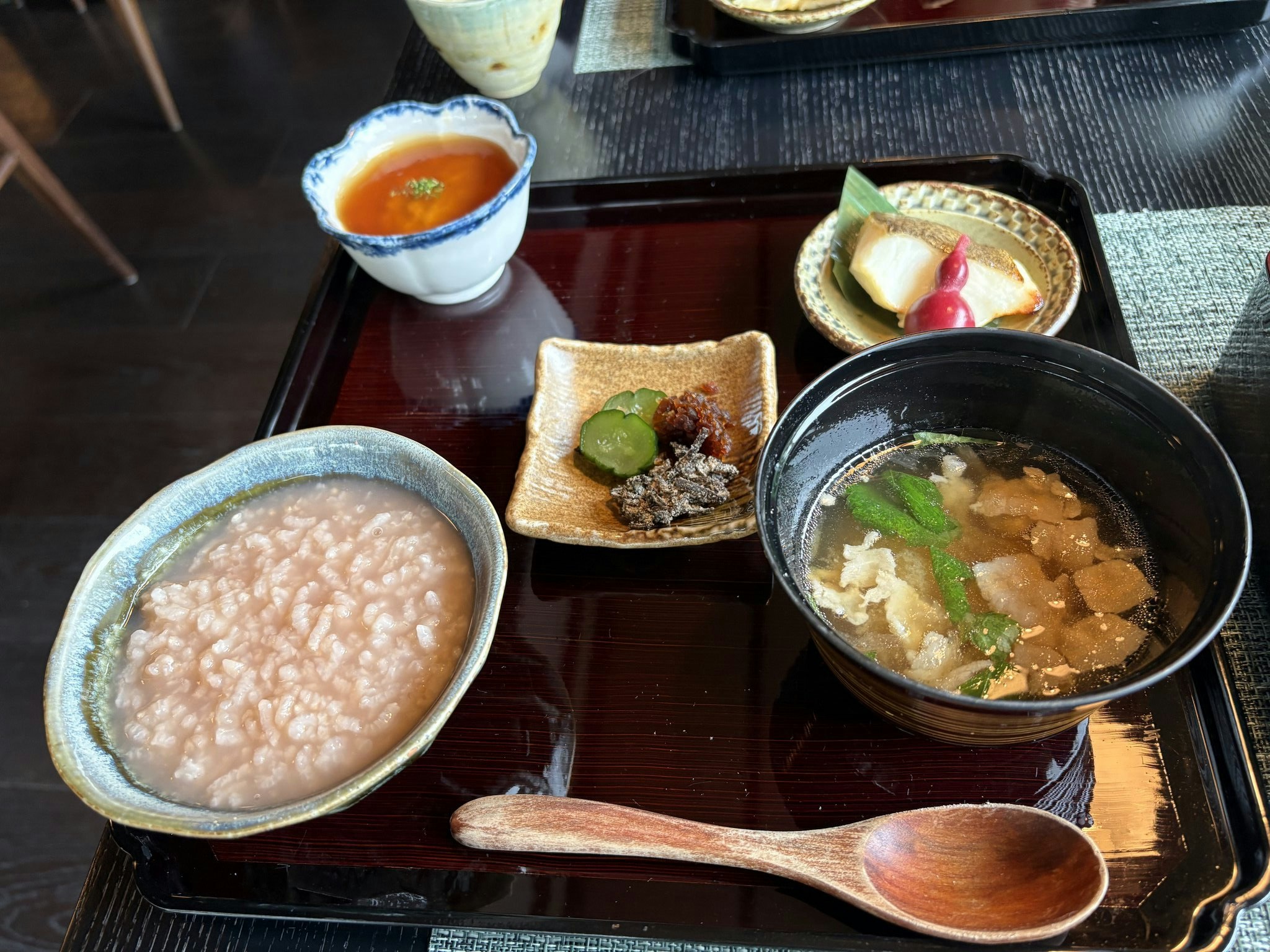 朝食のお粥と汁物のセット