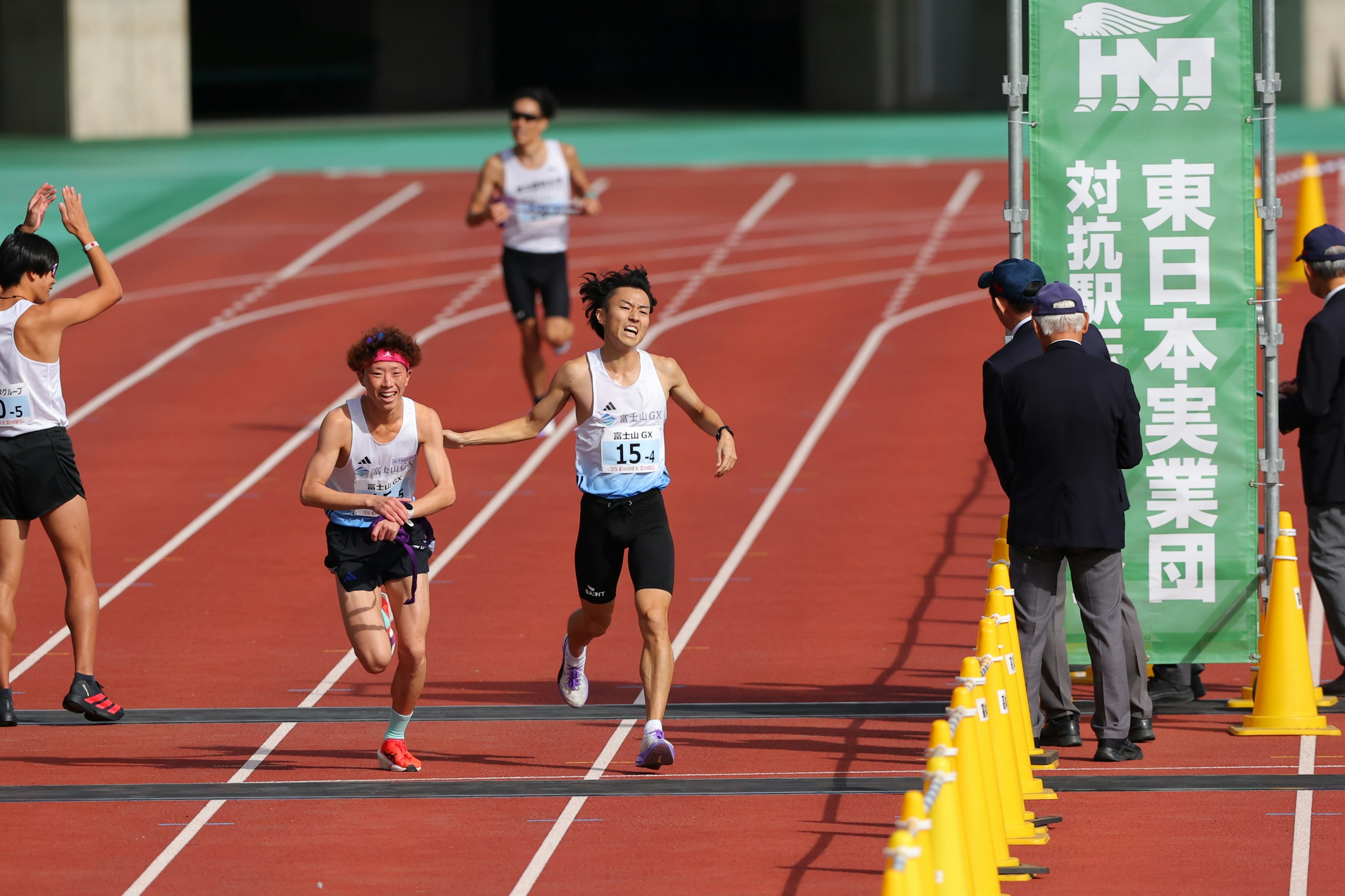 第4区の才記壮人が、第5区の湯本樹にタスキを繋ぐ。