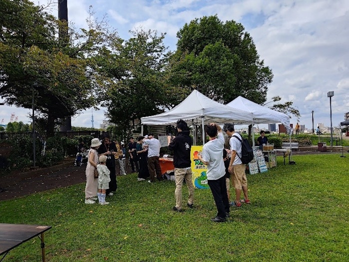 防災クエストを体験する親子連れ