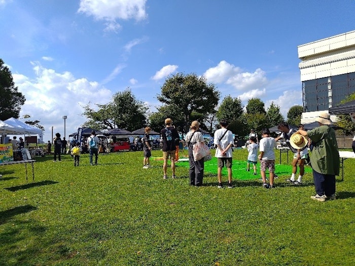 「草履とばし」の様子