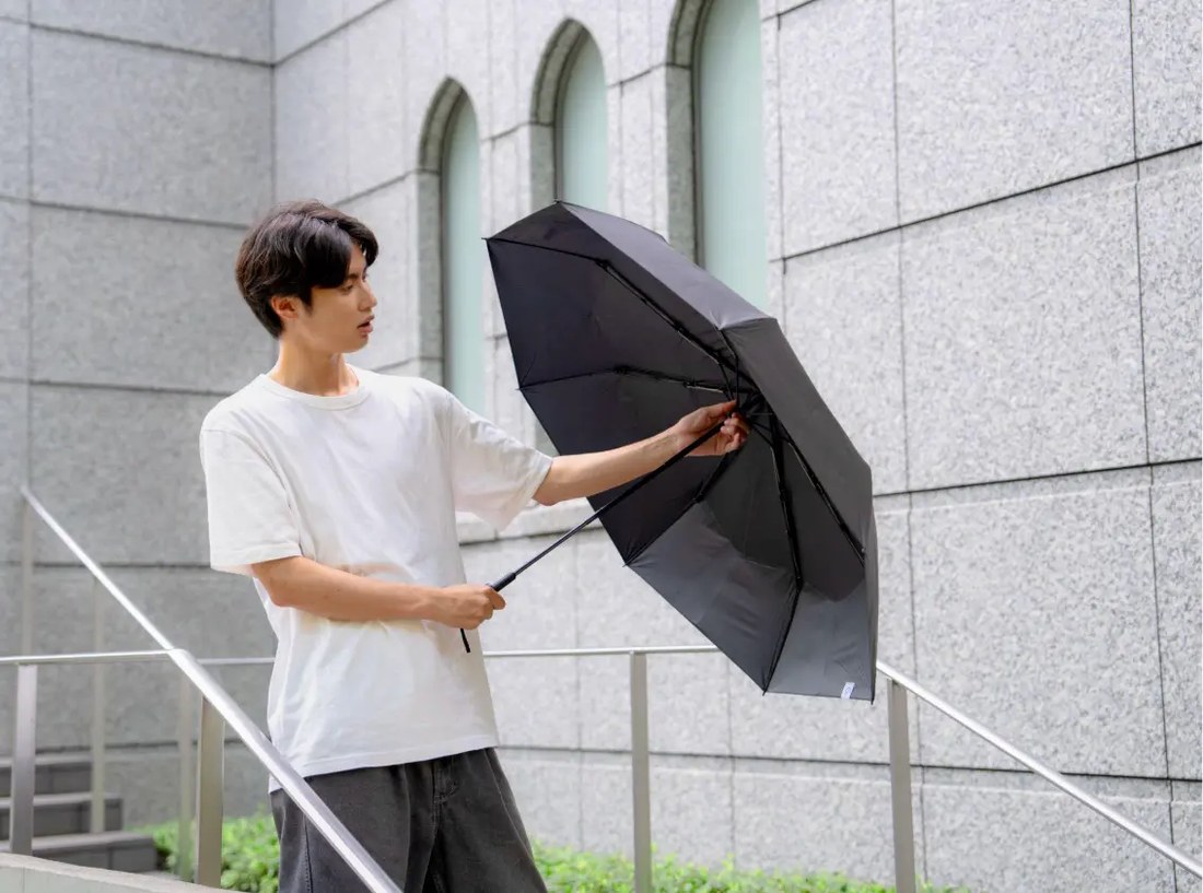 親骨60cmでしっかり開く。折りたたみながら、街なかでも頼れる使い心地。