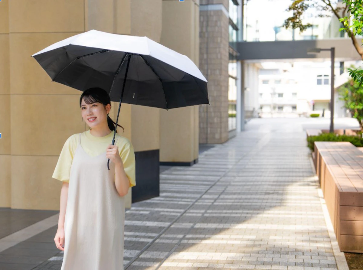 晴れた日は日傘として。1級遮光生地で強い日差しをしっかり遮る。