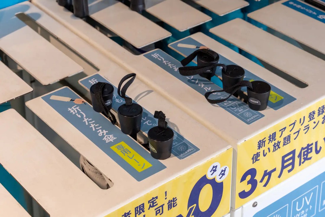 駅などに設置されたアイカサ専用スタンド。「折りたたみ傘専用ゾーン」にアイカサminiが並ぶ。