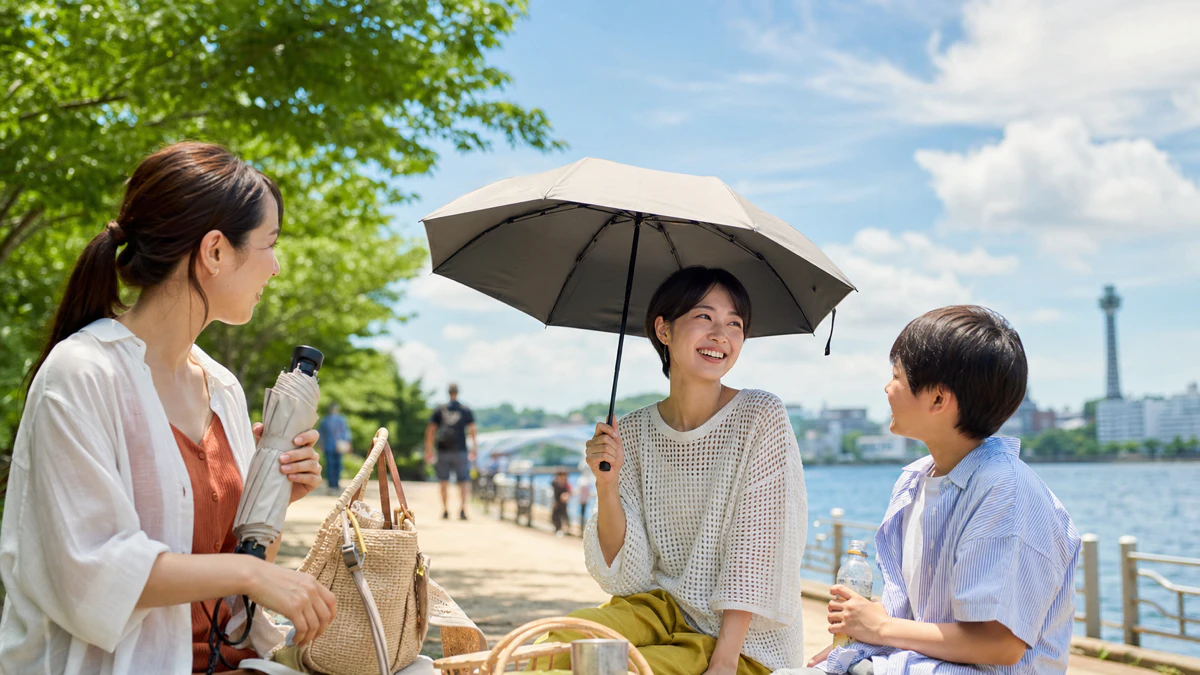 レジャー・お出かけ——晴雨兼用で天候変化に備える