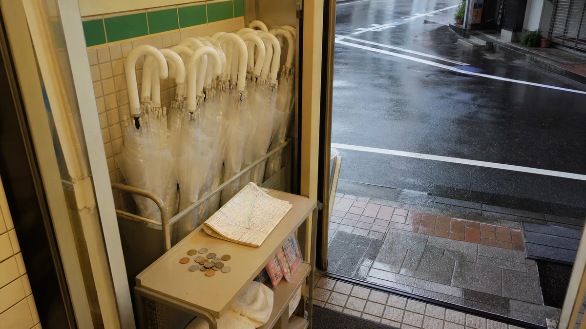Q1: 「急な雨で傘がない」は、今も昔も変わらない日常の困りごとか?