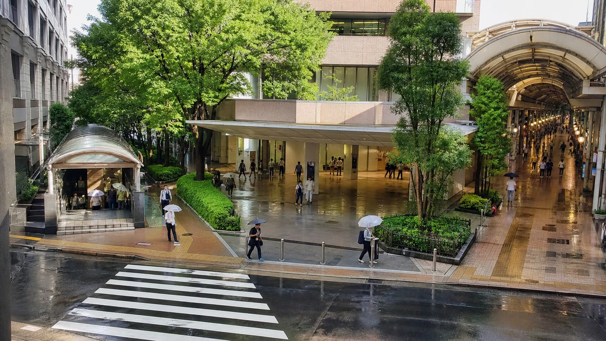 H2: 「急な雨、傘なしでどこ？」を解決する5つの質問と、驚きの真実